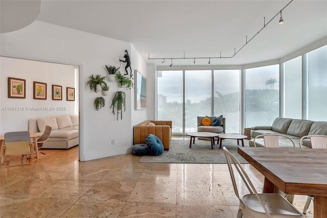 Photo - 300 South Pointe Dr