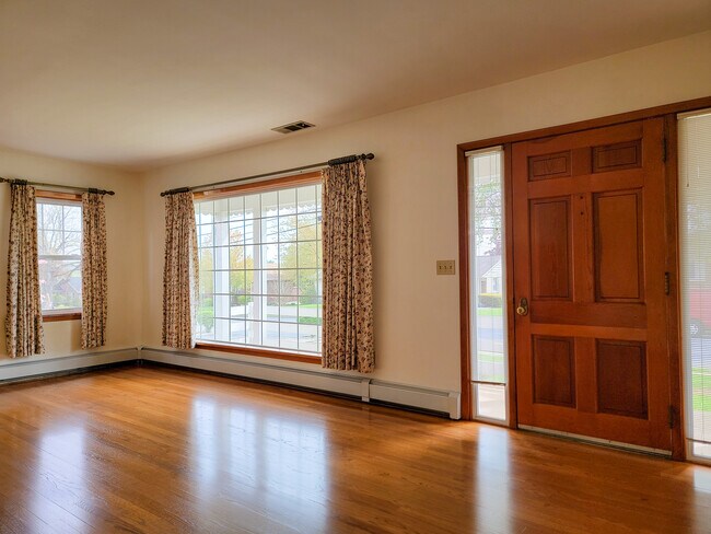 Photo - 137 N Hoover St
