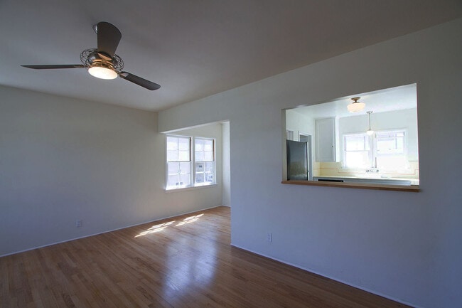 Building Photo - 819 E Edgeware Rd