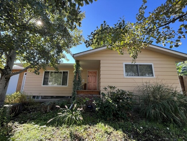 Building Photo - Classic Comfort Meets Modern Style in This... Unit B