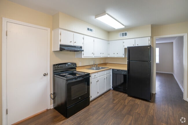 2BR, 1.5BA - 975SF - Kitchen