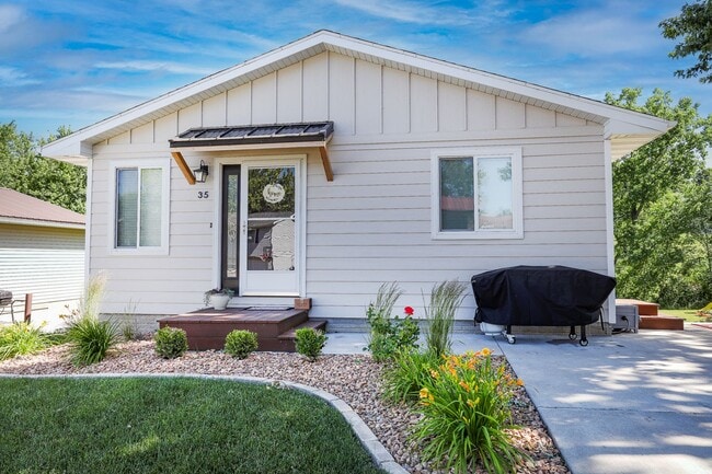 Building Photo - Rent: 3 bed unit 2 Bath