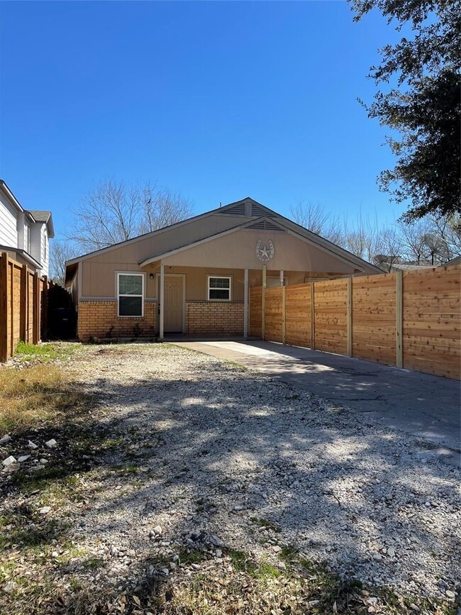 Photo - 1115 Brookswood Ave