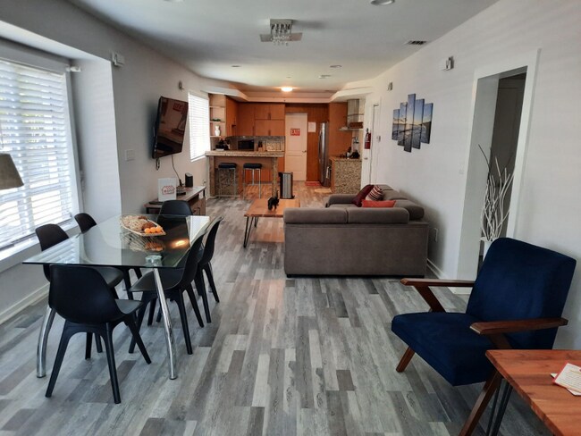 Photo - 715 Hollywood Blvd