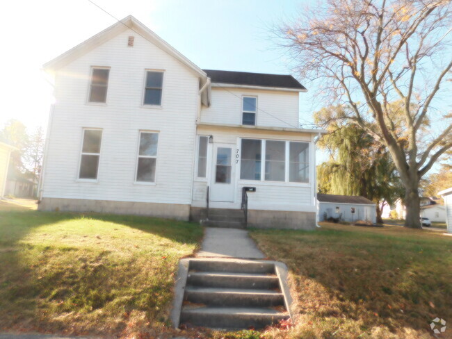 Building Photo - 707 E Illinois St Rental