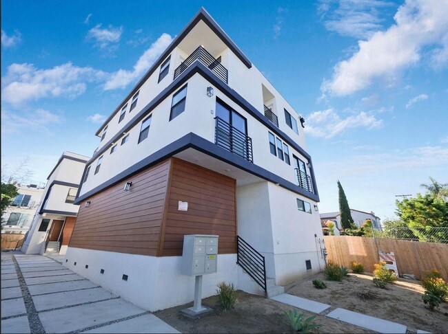 Building Photo - 1856 Redondo Blvd Unit 1858 1/2