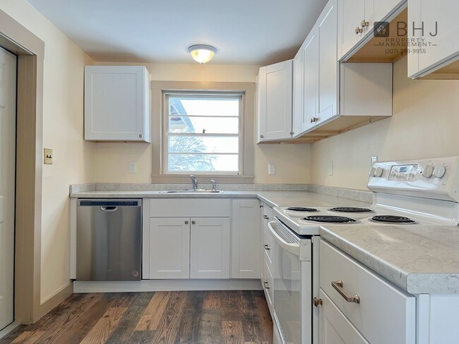 Photo - 6 month lease! 3 bed/ 1 bath Single Family Home on Coffeen!