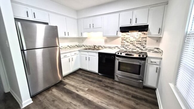Photo - Well Maintained 2 Bedroom Townhouse with Move In Special!