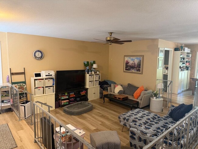 Photo - Beautiful 3 Bedroom 2 Bathroom House!!!