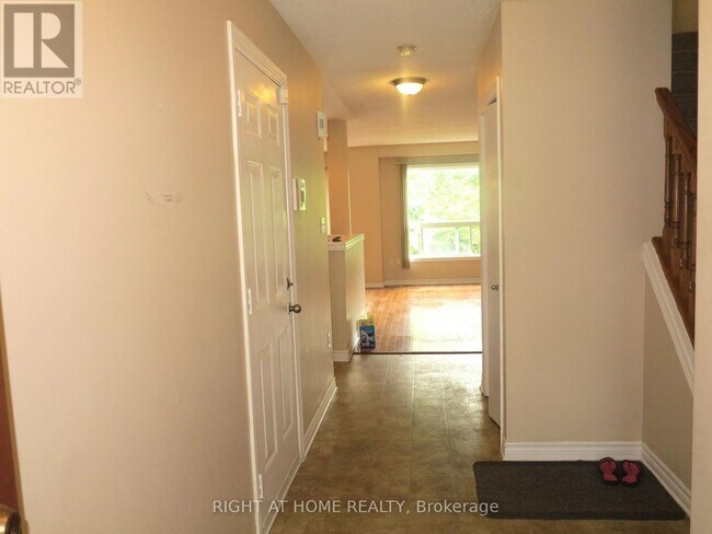 Photo - 692 Oakcrossing Rd