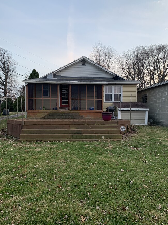 Privacy fenced yard Great deck! Small screened in porch - 704 W Cherokee Dr House