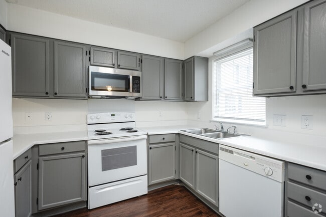 3BR, 2BA - 1,331SF - Kitchen - Creekside Retreat Townhomes