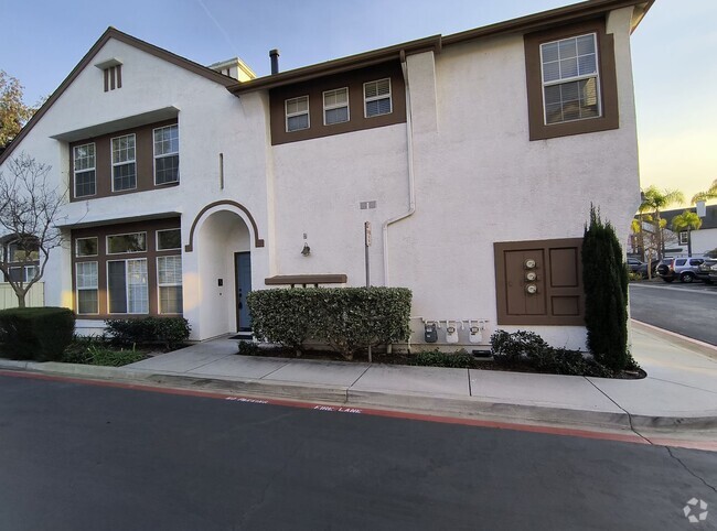 Building Photo - Cypress Townhomes - End Unit - 2 Garage - ...