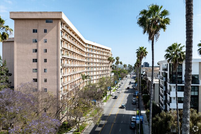 Building Exterior - 100 S Doheny Dr Apartments