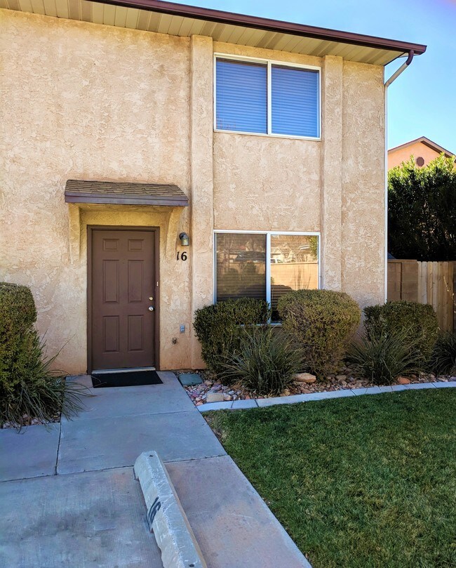 1063 E 600 S Townhome For Rent in Saint UT