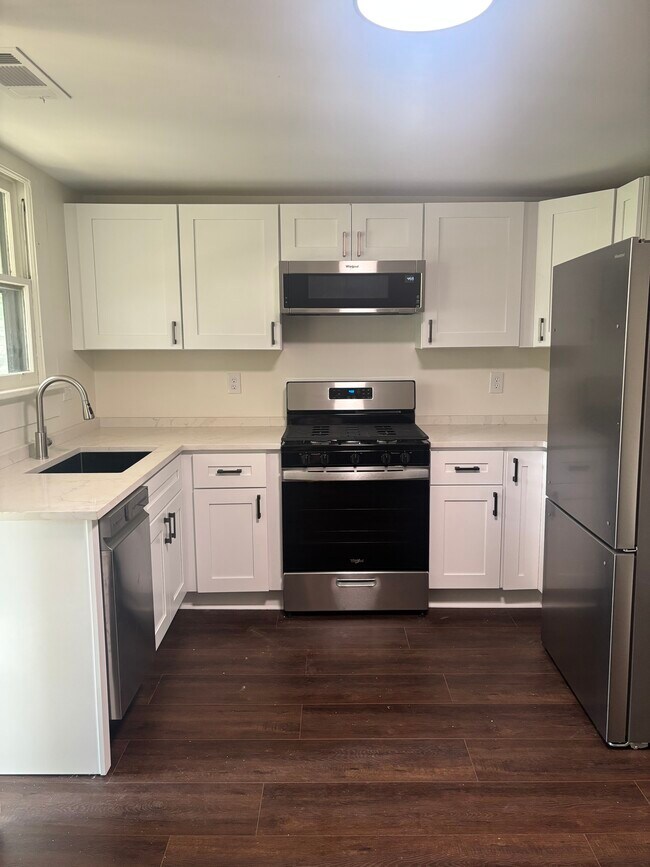 New cabinets and appliances - 631 Woodland Ave SE Unit 3