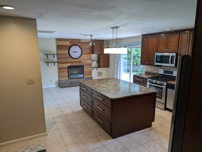 Photo - 408 Hopkins Rd