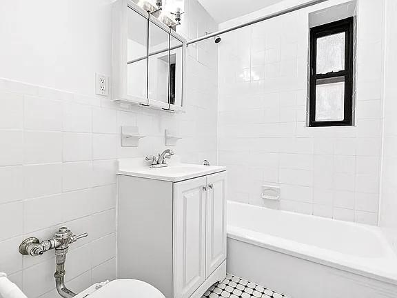Building Photo - 2244 Bronx Pk E