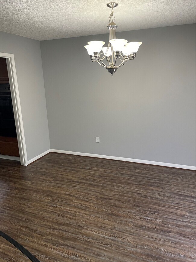 Photo - 614 Meadowglen Dr