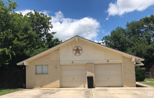 Building Photo - 205 W Mockingbird Ln Rental