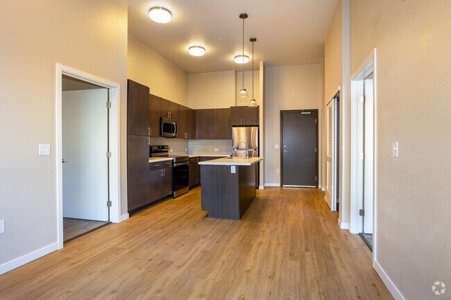 2BR, 2BA - 903SF