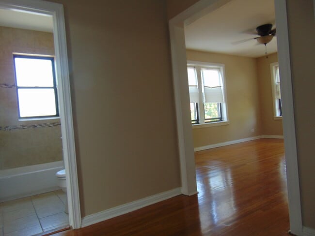 Photo - 1511 W 82nd St