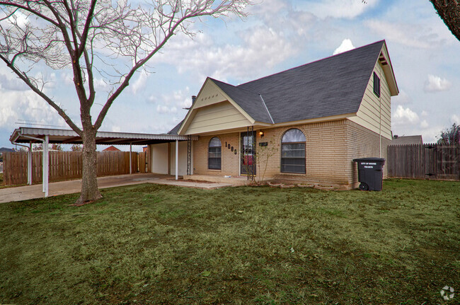 Building Photo - 4 Bedroom - 2 Bathroom - Large Yard in Moo... Rental