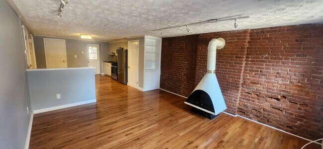 Building Photo - 46 Warren St Rental