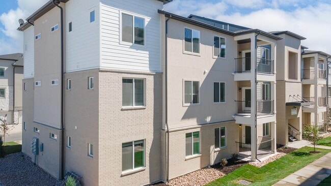 Building Photo - 3-Bed 2-Bath Condo In Lehi With Luxurious Amenities!
