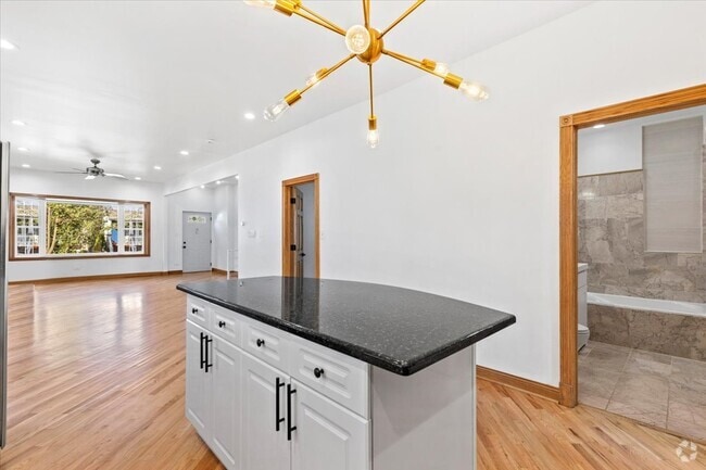 Building Photo - 2433 W Fletcher St Unit Apt 1