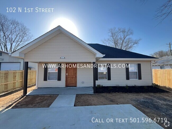 Building Photo - 102 N. 1st. Street | 4 Bedrooms | 2 Bathrooms Rental