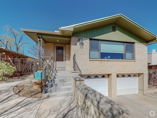 Building Photo - Large 4-Bedroom Rental