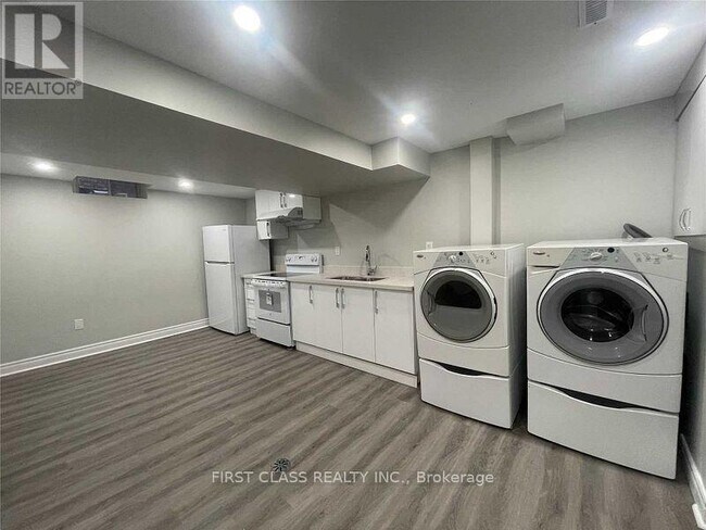 Photo - 3280 Pilcom Crescent