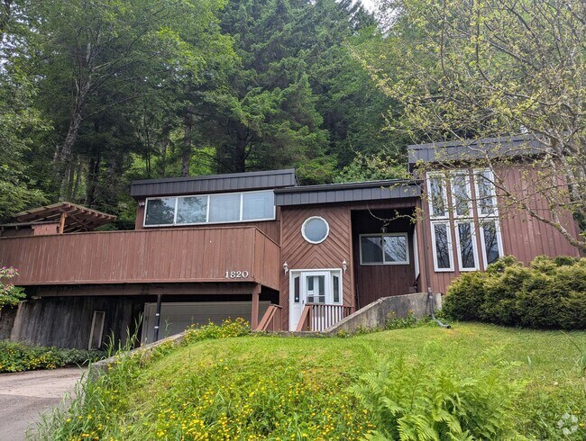 Building Photo - 2 bed/2.5 bath single family home w/ bonus...