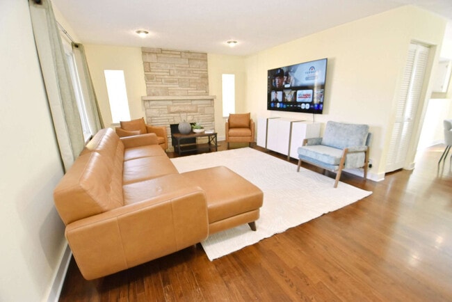 Building Photo - 426 E Pokagon St Unit ID1340980P