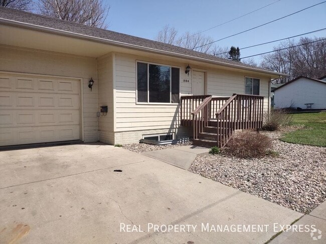 Building Photo - Charming 2 Bedroom 2 Bathroom Centrally Lo... Rental