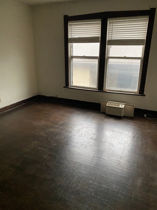 Building Photo - 1711 Summit St Unit c