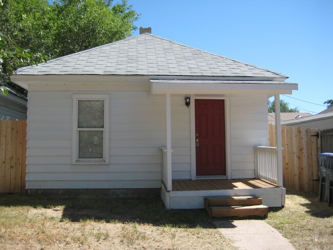 Building Photo - 2 BEDROOM, 1 BATHROOM SINGLE FAMILY HOME C...