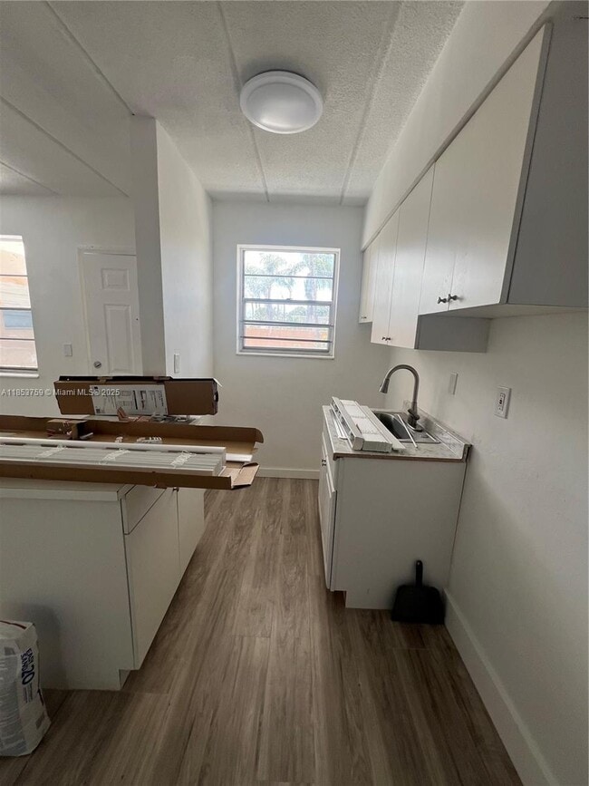 Building Photo - 1235 W 66th St Unit 4 Rental
