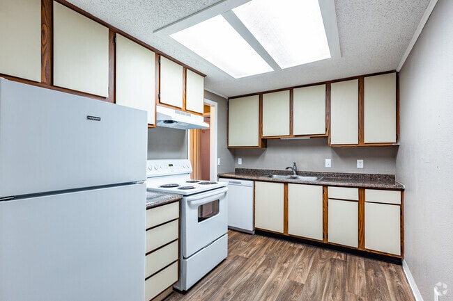 2 BR, 1 BA- 864SF