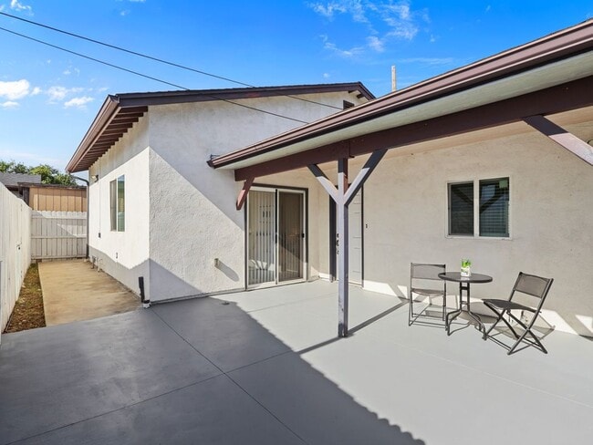 Photo - 15803 Chatsworth St