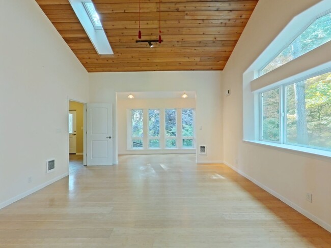 Photo - WINTER SPECIAL ~ $1475 OFF FIRST MONTH RENT