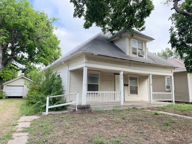 Building Photo - Large 3 bedroom home