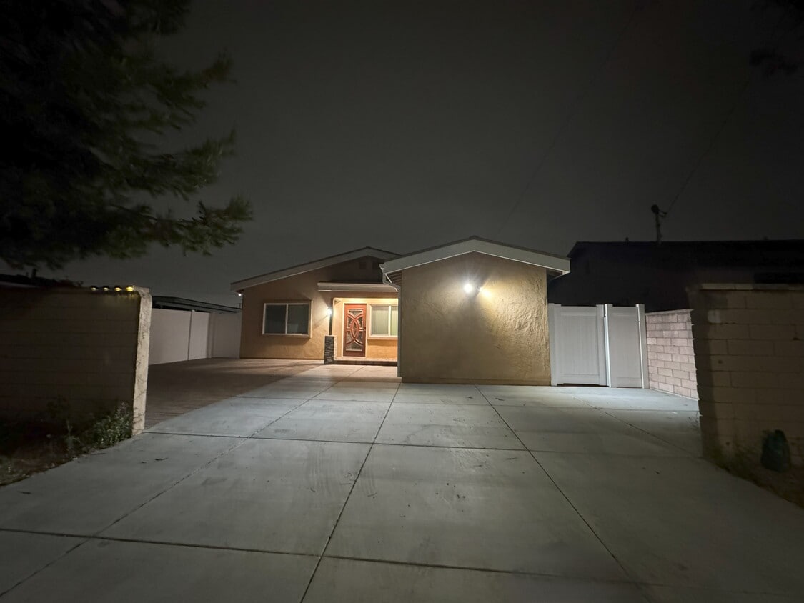 Photo - 4618 W Roy Cir (Santa Ana, CA)