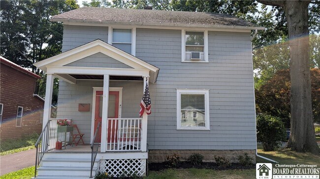 Building Photo - 28 E 2nd St Rental