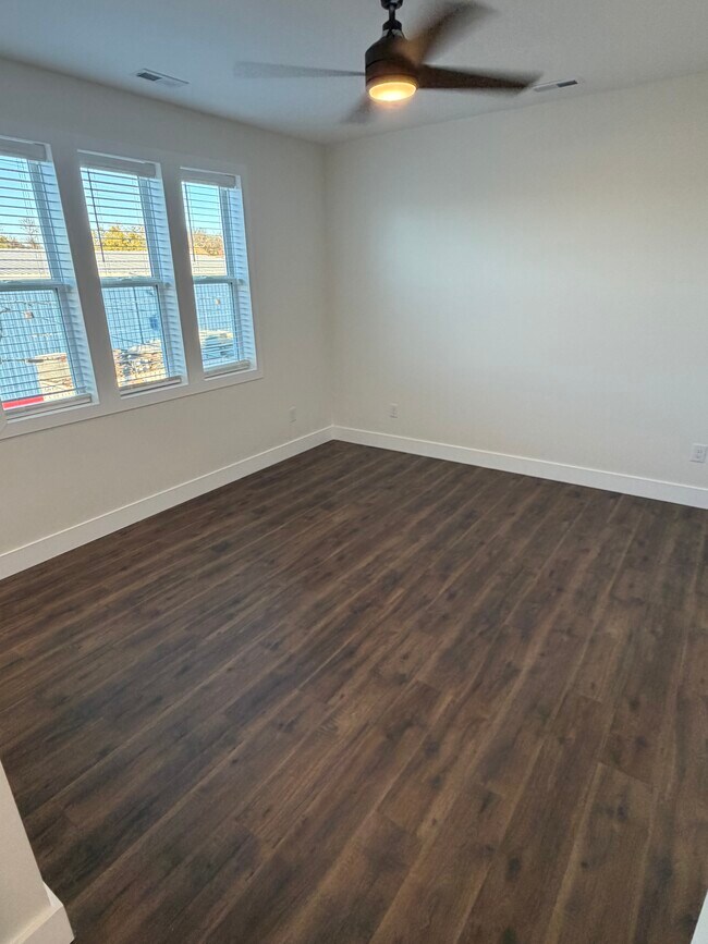 Photo - 1419 Woodbine Ave