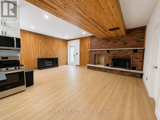 Photo - 15415 Jane St
