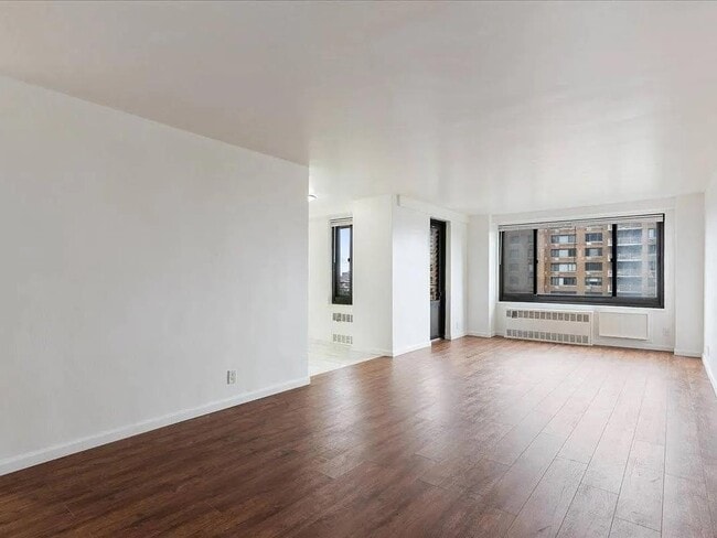 Photo - 185 Hall St