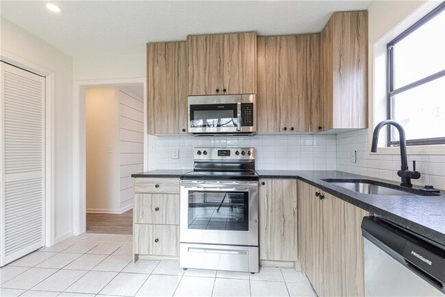 Photo - 1601 Walker St SE