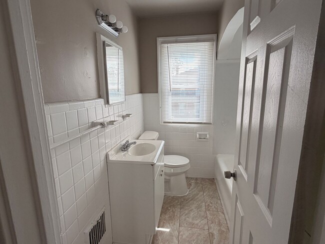 Photo - 16728 Woodingham Dr Unit Upper